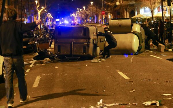 Protestors erect barricades on a street during skirmishes with police after former regional president Carles Puigdemont was detained in Germany, in Barcelona, Spain March 25, 2018. - Sputnik International