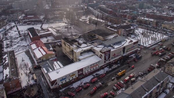 Fire at Zimnyaya Vishnya shopping mall in Kemerovo - Sputnik International
