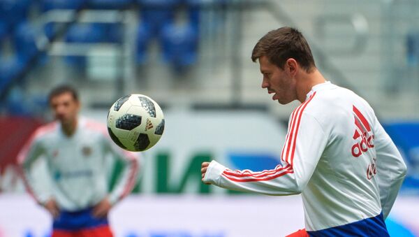 Russia's Fyodor Smolov during a training session prior to a friendly match against France - Sputnik International