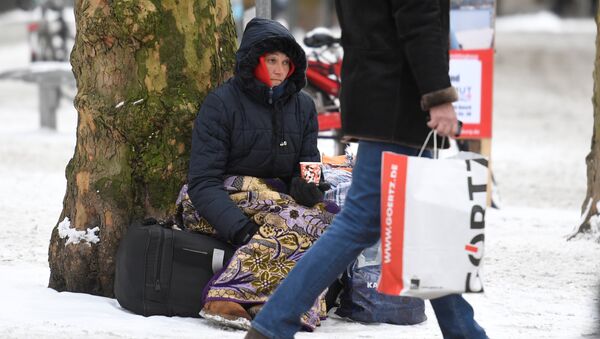 A homeless person begs for money in Hamburg, Germany, February 27, 2018 - Sputnik International