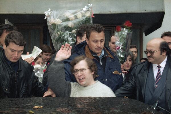 Sergei Mavrodi, the MMM investment company president, waves to cheering supporters upon his release from a Moscow prison, Oct. 13, 1994 Sergei Mavrodi, the MMM investment company president, waves to cheering supporters upon his release from a Moscow prison, Oct. 13, 1994 - Sputnik International