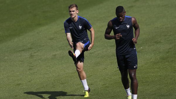 France's Antoine Griezmann, left, and France's Paul Pogba warm up during a training session at the stadium in Clairefontaine, France, Saturday, July 9, 2016 - Sputnik International