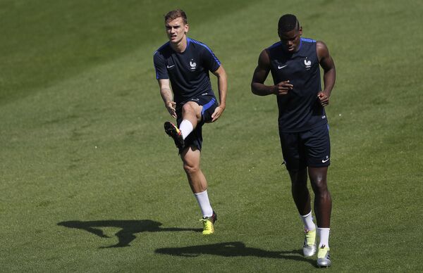 France's Antoine Griezmann, left, and France's Paul Pogba warm up during a training session at the stadium in Clairefontaine, France, Saturday, July 9, 2016 France's Antoine Griezmann, left, and France's Paul Pogba warm up during a training session at the stadium in Clairefontaine, France, Saturday, July 9, 2016 - Sputnik International