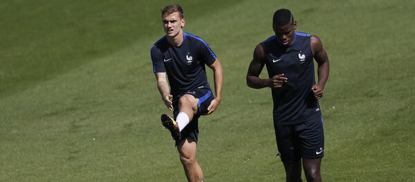 France's Antoine Griezmann, left, and France's Paul Pogba warm up during a training session at the stadium in Clairefontaine, France, Saturday, July 9, 2016 - Sputnik International
