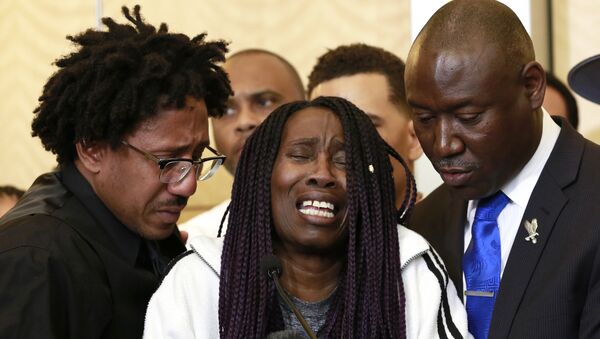 A tearful Sequita Thompson, center, discusses the shooting of her grandson, Stephon Clark, during a news conference, Monday, March 26, 2018, in Sacramento, Calif. Clark, who was unarmed, was shot and killed by Sacramento police officers who were responding to a call about person smashing car windows a week ago. - Sputnik International