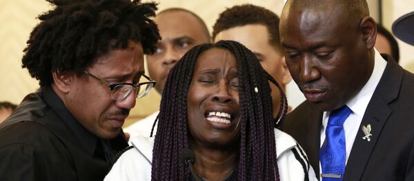 A tearful Sequita Thompson, center, discusses the shooting of her grandson, Stephon Clark, during a news conference, Monday, March 26, 2018, in Sacramento, Calif. Clark, who was unarmed, was shot and killed by Sacramento police officers who were responding to a call about person smashing car windows a week ago. A tearful Sequita Thompson, center, discusses the shooting of her grandson, Stephon Clark, during a news conference, Monday, March 26, 2018, in Sacramento, Calif. Clark, who was unarmed, was shot and killed by Sacramento police officers who were responding to a call about person smashing car windows a week ago. - Sputnik International