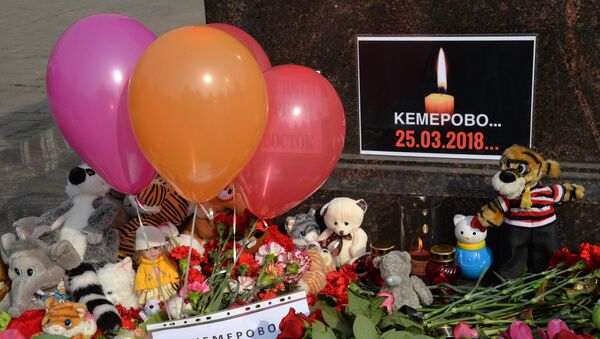 A memorial near the City of Military Glory stele on Vladivostok's central square to honor those killed in the Zimnyaya Vishnya shopping mall fire in Kemerovo - Sputnik International