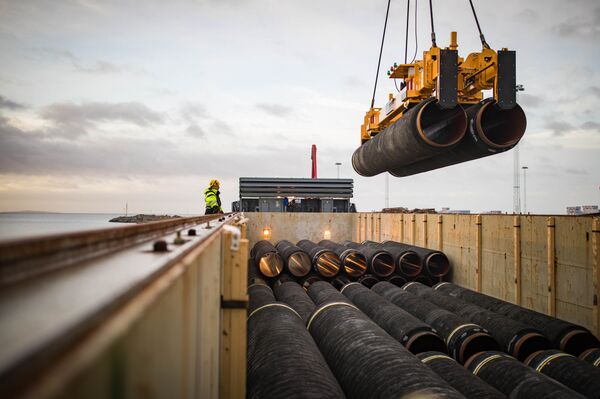 Pipes are loaded onto a vessel in the northern German port of Mukran for transshipment to a storage yard - Sputnik International