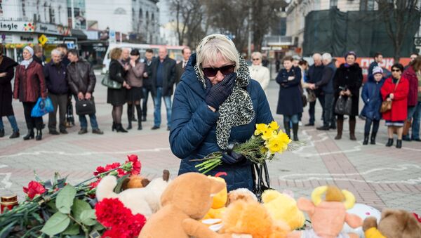 Residents of Simferopol bring flowers to the Lenin Square memorial to honor those killed in the Zimnyaya Vishnya shopping mall fire in Kemerovo - Sputnik International