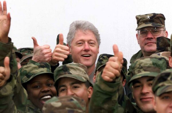 US President Clinton does a thumbs-up along with Task Force Falcon Commander, US Brig. Gen. Craig A Peterson, right, with US troops at Camp Bondsteel, Kosovo, Yugoslavia. - Sputnik International