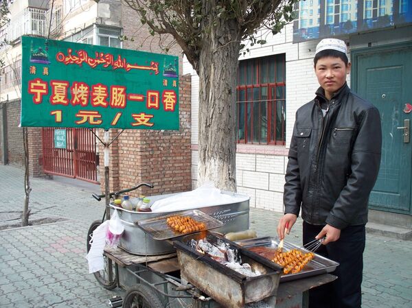 Young Hui Muslim man sells kebabs Young Hui Muslim man sells kebabs - Sputnik International