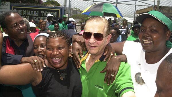 Edward Seaga (center, in sunglasses) is mobbed by supporters of the JLP in 2003 - Sputnik International