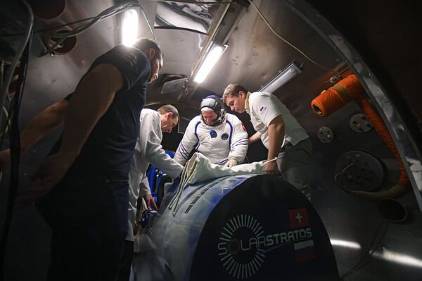 Testing Russian spacesuit for stratospheric flights Testing Russian spacesuit for stratospheric flights - Sputnik International