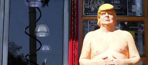 In this Aug. 18, 2016 photo, a statue of presidential hopeful Donald Trump is placed outside a shop in the Hollywood section of Los Angeles. - Sputnik International