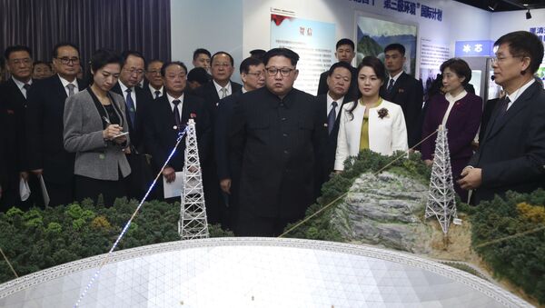 In this photo released Wednesday, March 28, 2018 by China's Xinhua News Agency, North Korean leader Kim Jong Un, center, and his wife Ri Sol Ju, visit an exhibition highlighting achievements by the Chinese Academy of Sciences. - Sputnik International