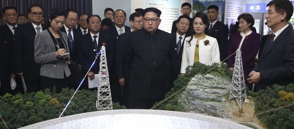 In this photo released Wednesday, March 28, 2018 by China's Xinhua News Agency, North Korean leader Kim Jong Un, center, and his wife Ri Sol Ju, visit an exhibition highlighting achievements by the Chinese Academy of Sciences. - Sputnik International
