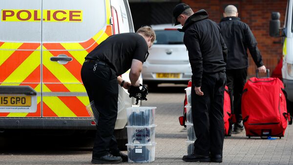 Police officers prepare equipment as inspectors from the Prohibition of Chemical Weapons (OPCW) begin work at the scene of the nerve agent attack on former Russian agent Sergei Skripal, in Salisbury, Britain March 21, 2018 - Sputnik International