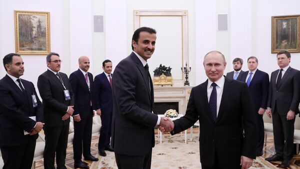 President Vladimir Putin and Sheikh Tamim bin Hamad Al Thani, left foreground, during a meeting - Sputnik International
