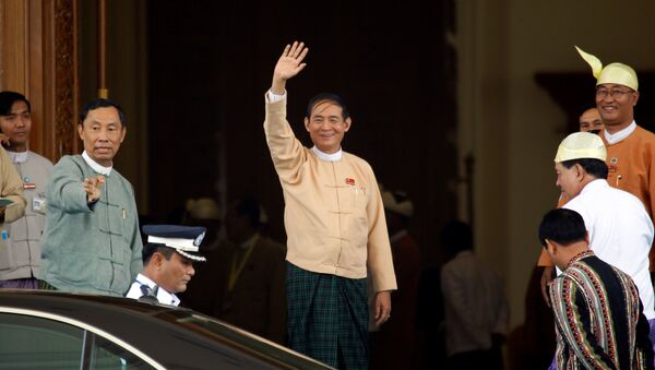 Win Myint waves after he was elected as Myanmar's President in Parliament at Naypyitaw, Myanmar March 28, 2018 - Sputnik International