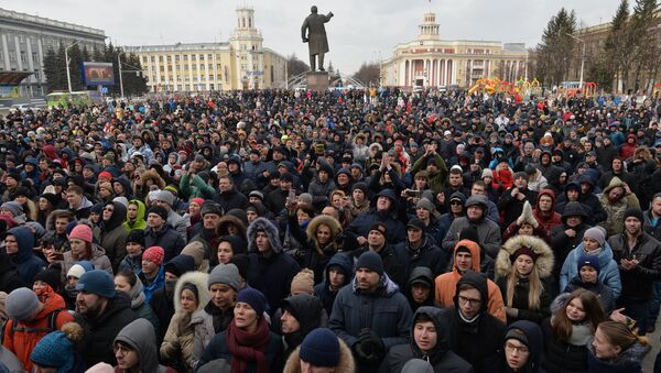 Participants in a spontaneous rally in memory of those killed in a fire at the Zimnyaya Vishnya shopping mall, in front of the Kemerovo administration building on Sovetov Square - Sputnik International