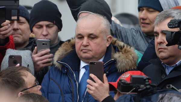 Deputy Governor of the Kemerovo Region Sergei Tsivilev, center, talks to the participants in a spontaneous rally in memory of those killed in a fire at the Zimnyaya Vishnya shopping mall, in front of the Kemerovo administration on Sovetov Square - Sputnik International