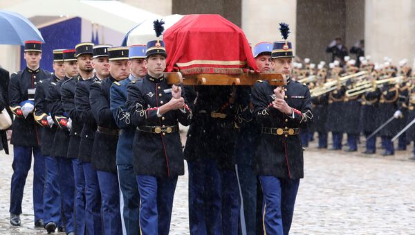 Republican Guards, Gemdarmes and Cadets from the joint-army military school (Ecole Militaire Interarmes, EMIA) carry the coffin of Lieutenant-Colonel Arnaud Beltrame during a national ceremony at the Hotel des Invalides in Paris, France, March 28, 2018 - Sputnik International