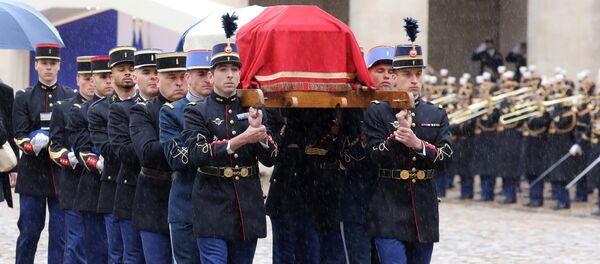 Republican Guards, Gemdarmes and Cadets from the joint-army military school (Ecole Militaire Interarmes, EMIA) carry the coffin of Lieutenant-Colonel Arnaud Beltrame during a national ceremony at the Hotel des Invalides in Paris, France, March 28, 2018 Republican Guards, Gemdarmes and Cadets from the joint-army military school (Ecole Militaire Interarmes, EMIA) carry the coffin of Lieutenant-Colonel Arnaud Beltrame during a national ceremony at the Hotel des Invalides in Paris, France, March 28, 2018 - Sputnik International