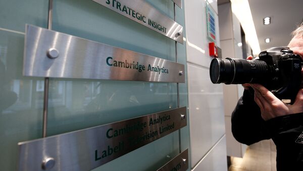 A photographer takes a photograph of the nameplate of political consultancy, Cambridge Analytica, in central London, Britain March 21, 2018 - Sputnik International