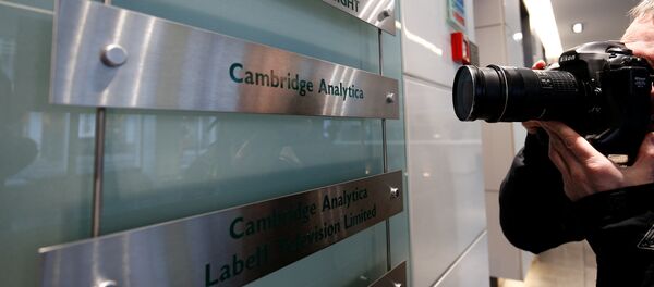A photographer takes a photograph of the nameplate of political consultancy, Cambridge Analytica, in central London, Britain March 21, 2018 - Sputnik International