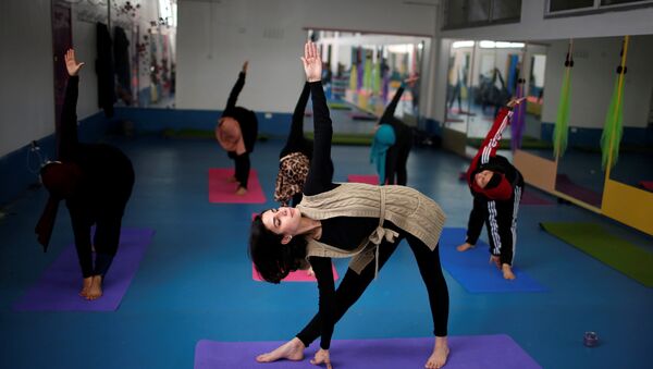 Palestinian women take part in a yoga session in Gaza City March 28, 2018 - Sputnik International