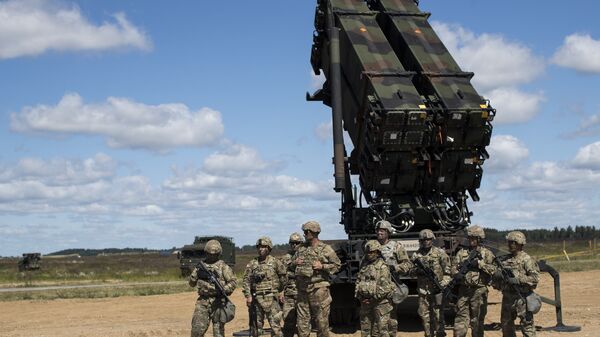 Members of US 10th Army Air and Missile Defense Command stands next to a Patriot surface-to-air missile battery during the NATO multinational ground based air defence units exercise Tobruq Legacy 2017 at the Siauliai airbase. (File) - Sputnik International
