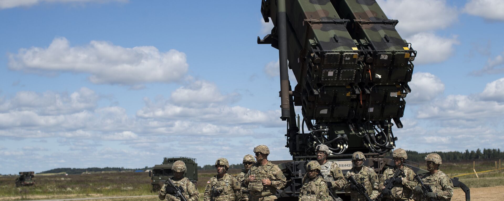 Members of US 10th Army Air and Missile Defense Command stands next to a Patriot surface-to-air missile battery during the NATO multinational ground based air defence units exercise Tobruq Legacy 2017 at the Siauliai airbase. (File) - Sputnik International, 1920, 09.01.2022