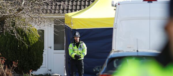 A police officer stands guard outside of the home of former Russian military intelligence officer Sergei Skripal, in Salisbury, Britain - Sputnik International