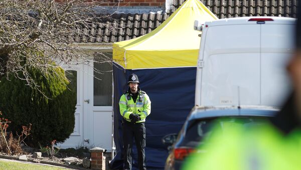 A police officer stands guard outside of the home of former Russian military intelligence officer Sergei Skripal, in Salisbury, Britain - Sputnik International