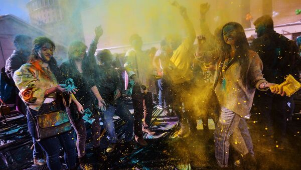 Participants in the Holi Mela Festival of Colours held at the Indian Culture Center in Moscow - Sputnik International
