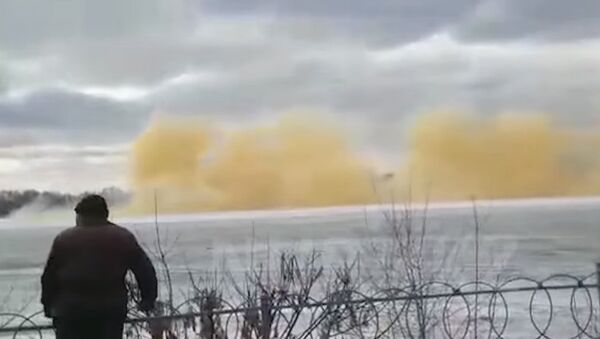 An explosion of river ice knocked out the glass in the house - Sputnik International