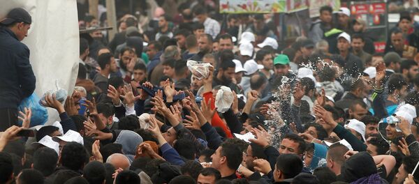 Palestinians receive food during a tent city protest along the Israel border with Gaza, demanding the right to return to their homeland, east of Gaza City Palestinians receive food during a tent city protest along the Israel border with Gaza, demanding the right to return to their homeland, east of Gaza City - Sputnik International