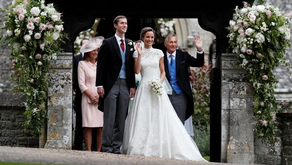 David Matthews (right) waves to well-wishers at the wedding of his son James Matthews and Pippa Middleton at St Mark's Church in Englefield, Britain, May 20, 2017. - Sputnik International