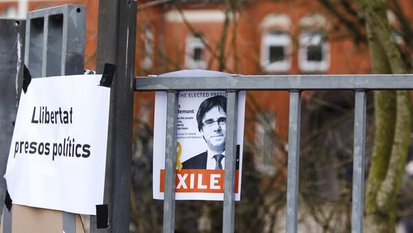 El retrato del expresidente catalán Carles Puigdemont con la petición de libertad para los presos políticos - Sputnik International