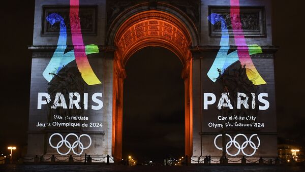 The campaign's official logo of the Paris bid to host the 2024 Olympic Games is seen on the Arc de Triomphe in Paris on February 9, 2016. - Sputnik International
