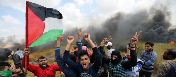 Palestinians shout during clashes with Israeli troops, during a tent city protest along the Israel border with Gaza, demanding the right to return to their homeland, the southern Gaza Strip March 30, 2018. Palestinians shout during clashes with Israeli troops, during a tent city protest along the Israel border with Gaza, demanding the right to return to their homeland, the southern Gaza Strip March 30, 2018. - Sputnik International