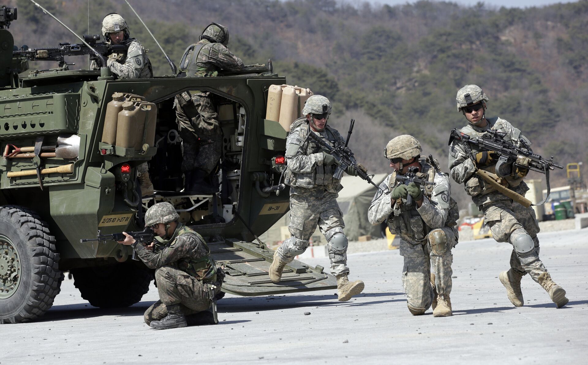 U.S. Army soldiers from the 25th Infantry Division’s 2nd Stryker Brigade Combat Team and South Korean soldiers take their position during a demonstration of the combined arms live-fire exercise as a part of the annual joint military exercise Foal Eagle between South Korea and the United States at the Rodriquez Multi-Purpose Range Complex in Pocheon, north of Seoul, South Korea. (File) - Sputnik International, 1920, 26.12.2023
