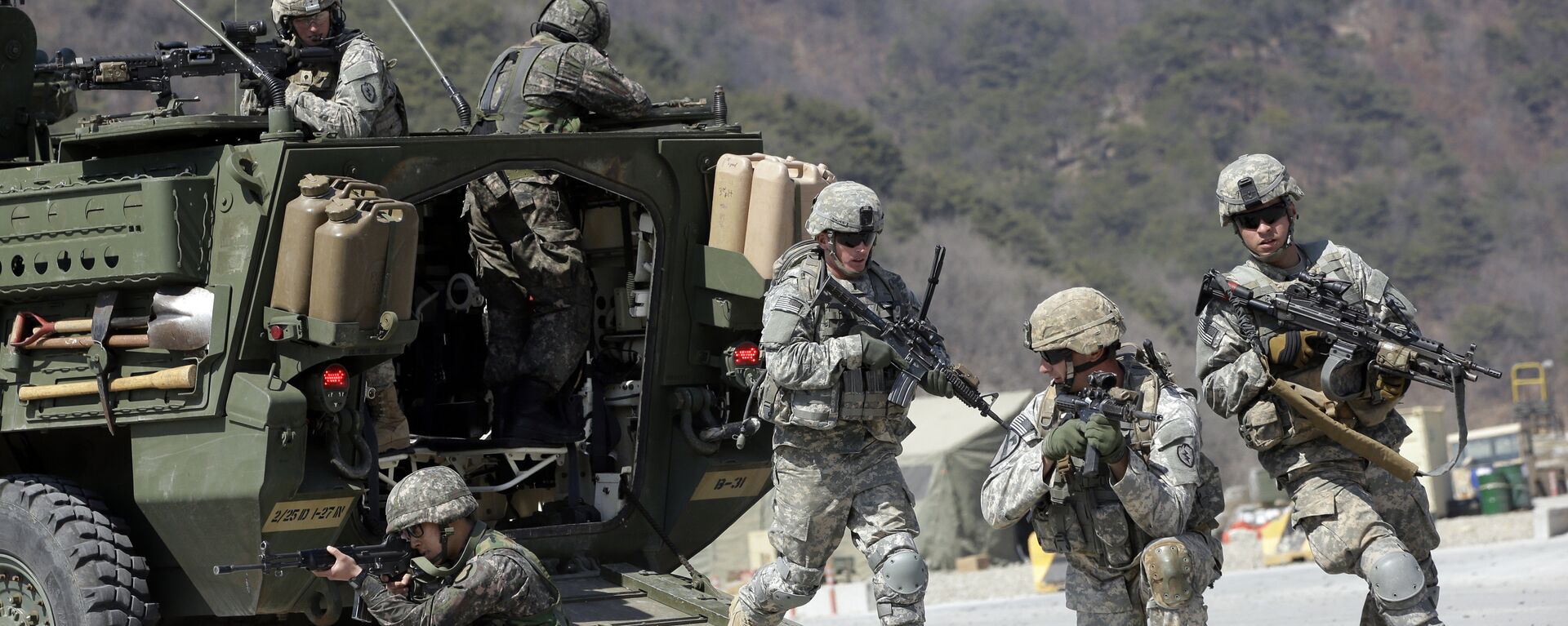 U.S. Army soldiers from the 25th Infantry Division’s 2nd Stryker Brigade Combat Team and South Korean soldiers take their position during a demonstration of the combined arms live-fire exercise as a part of the annual joint military exercise Foal Eagle between South Korea and the United States at the Rodriquez Multi-Purpose Range Complex in Pocheon, north of Seoul, South Korea. (File) - Sputnik International, 1920, 05.01.2024