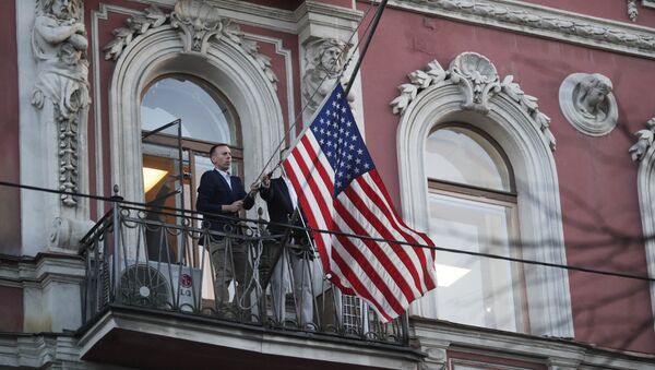 Diplomatic mission personnel remove a US flag from the building of the US Consulate-General on Furshtatskaya Street in St. Petersburg - Sputnik International