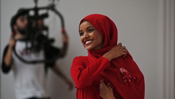 Halima Aden, a hijab wearing model from the United States - Sputnik International