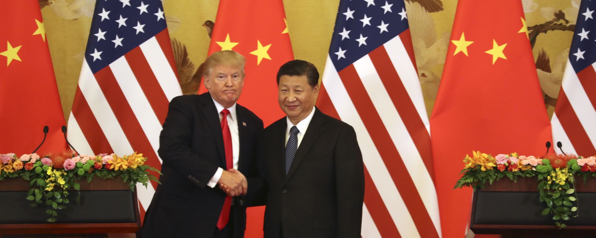 U.S. President Donald Trump and Chinese President Xi Jinping shakes hands during a joint press conference at the Great Hall of the People, Thursday, Nov. 9, 2017, in Beijing. (File) - Sputnik International, 1920, 26.11.2024