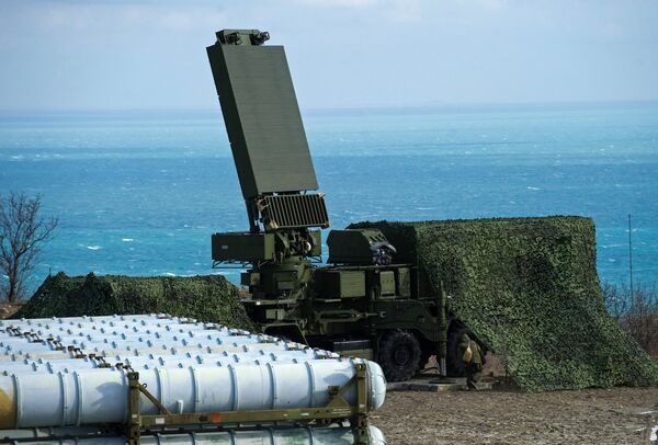The all-altitude radar (center) and anti-aircraft missile containers (left) of the S-400 Triumph air defense regiment. File photo The all-altitude radar (center) and anti-aircraft missile containers (left) of the S-400 Triumph air defense regiment. File photo - Sputnik International