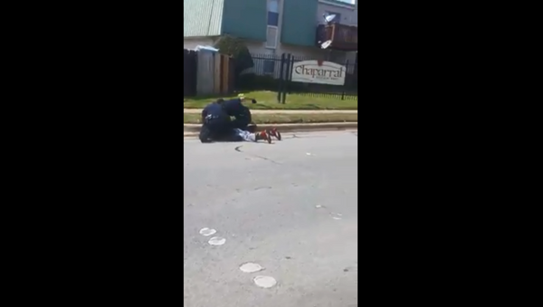 Investigation launched by Fort Worth Police Department after viral videos show two officers punching and kneeing man pinned to the ground - Sputnik International