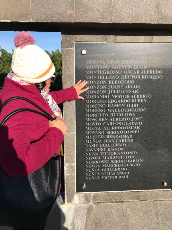 Mirta Monzón visits her brother’s tomb at Darwin Cemetery - Sputnik International