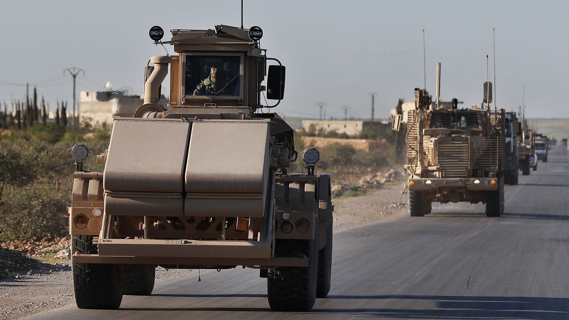 A U.S. mine detector armored vehicle, leads a convoy of U.S. troops, on a road leading to the tense front line with Turkish-backed fighters, in Manbij town, north Syria, Saturday, March 31, 2018 - Sputnik International, 1920, 08.02.2021